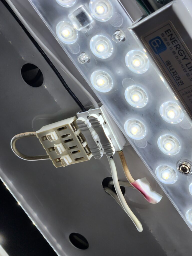 안정기 내장형 LED 모듈 설치 과정 사진 1
